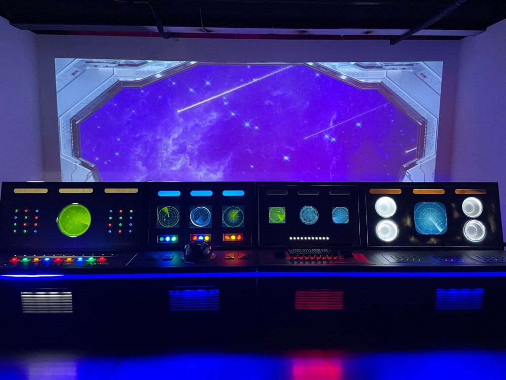 宇宙船のコックピット型展示物にセンサーを連携させた広報館